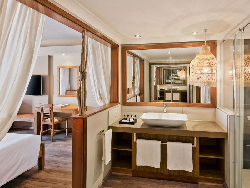 C_Mauritius_Prestige_Room_Bed_Bath.jpg