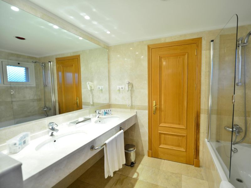 Hotel_Guadalmina_Superior_Bathroom.jpg