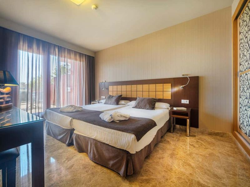Polynesia_Hotel_Bedroom