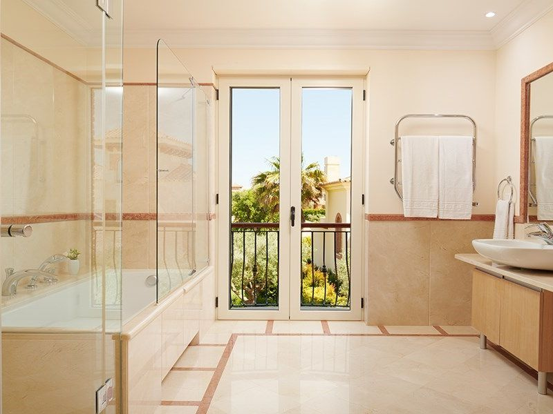 Linked_Villa_Master_Bathroom.jpg
