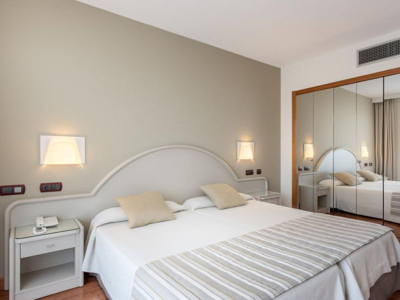 Vik_Gran_Hotel_Bedroom_2